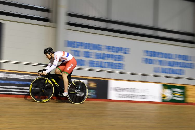 Lewis Oliva sprint cycling training at the Newport Velodrome
